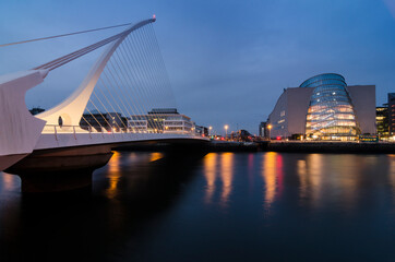 Naklejka premium Harp bridge over river at Dublin by Night