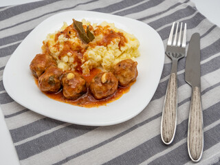 plate with mashed potatoes and meat balls