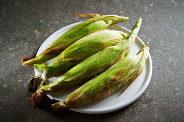 fresh corn on a plate 