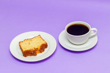 rebanada de pan de elote con cafe