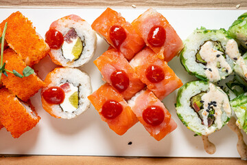 tasty sush with edible flowers
