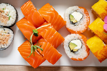 tasty sush with edible flowers