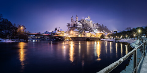 Fototapeta premium Aarburg im Winter bei Nacht