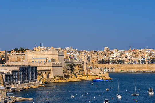 Malta, Birgu, Fort St. Angelo and view of Valetta in distance