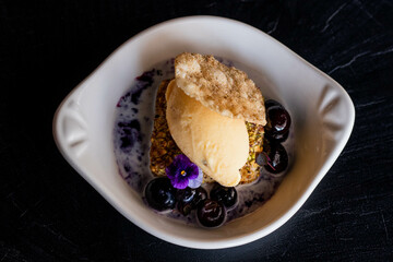 Postre gourmet de helado