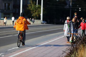Fototapeta Kurier na rowerze, dostawa, smaczne jedzenie na ulicach miasta. obraz