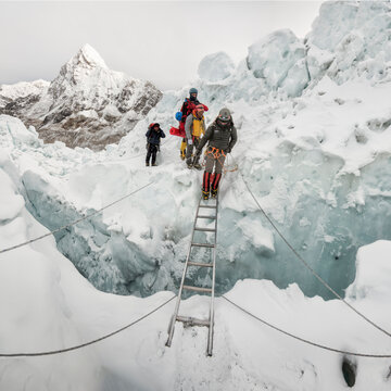 Nepal, Solo Khumbu, Mountaineers at Everest Icefall