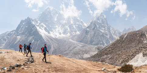 Nepal, Solo Khumbu, Everest, Group of mounaineers hiking at Dingboche
