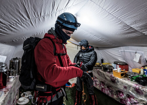 Nepal, Solo Khumbu, Moutaineers returning to Everest Base Camp