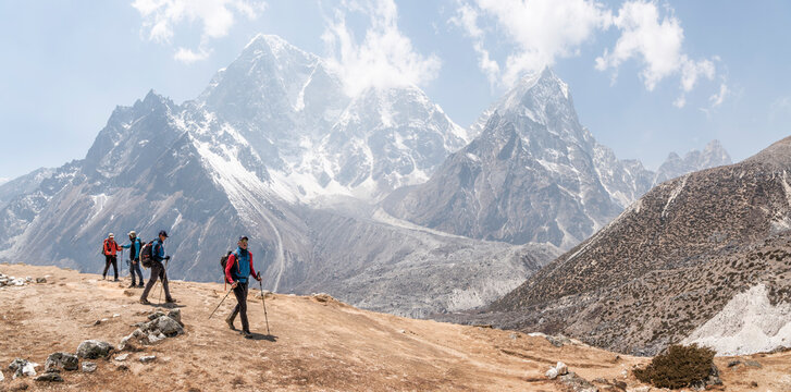 Nepal, Solo Khumbu, Everest, Group of mounaineers hiking at Dingboche