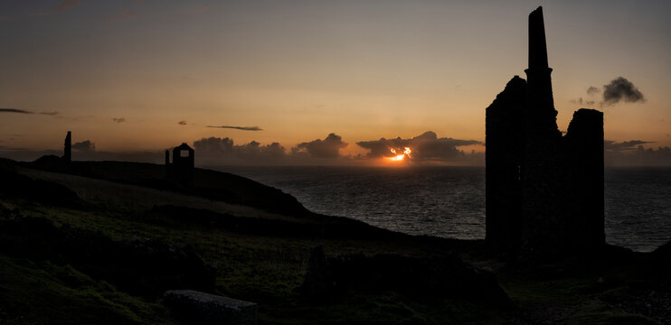 UK, England,&Ocirc;&oslash;&Omega;Botallack,&Ocirc;&oslash;&Omega;Botallack Head headland at sunset