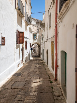 Italy, Province of Brindisi, Ostuni, Empty alley between oldÔøΩwhite-coloredÔøΩcity houses