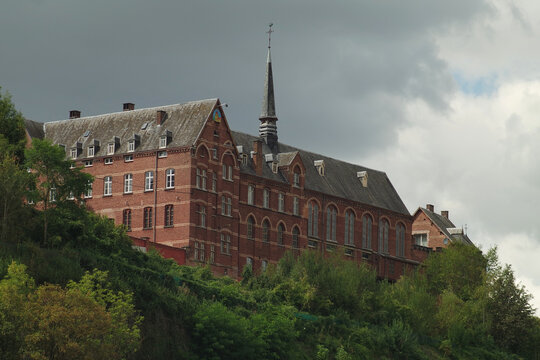 Stare budowle w Belgii w mieście Dinant.