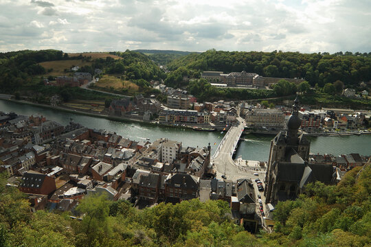 Widok na miasto Dinant i rzeka Moza.