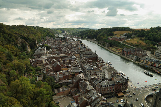 Rzeka Moza oraz widok na miasto Dinant.