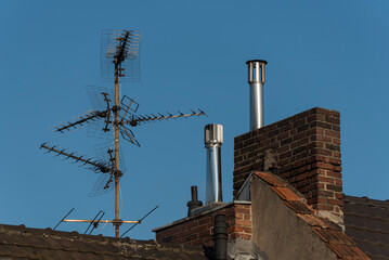 Alte terrestrische Antennen auf einem Wohnhaus in Köln, Deutschland