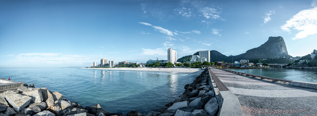 Bela panorâmica da ponta do pier do quebra-mar no início da Barra da Tijuca, Rio de Janeiro, Brasil.