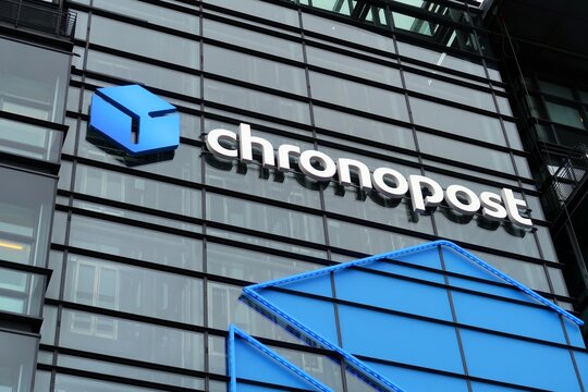 Enseigne / logo Chronopost, entreprise française de livraison de colis, sur la façade du bâtiment de son siège social à Paris – mars 2021 (France)