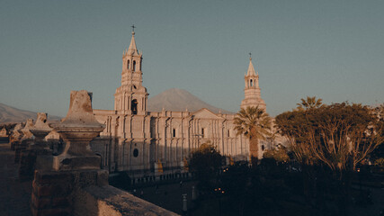 Catedral de Arequipa con el Misti al fondo