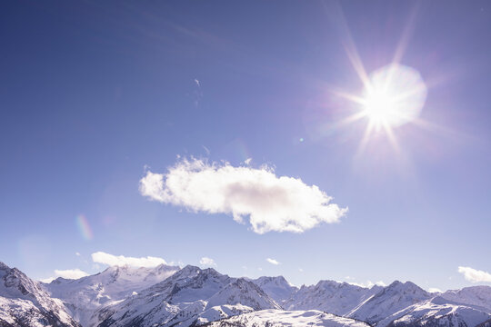 Austria, Tyrol, Sun shining over snowcapped mountain peaks of&Ocirc;&oslash;&Omega;Zillertal valley