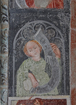 parabola delle vergini: vergine stolta con la lampada spenta. Affresco nella chiesa di S. Giacomo a Termeno