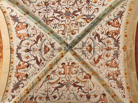 soffitto decorato del protiro del portale sud della Pieve dell'Assunta  a Cavalese