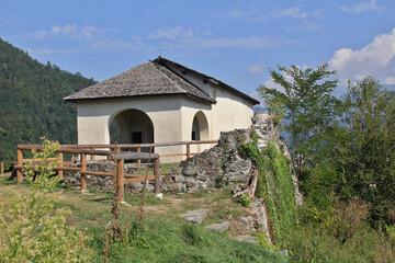 l'antica chiesetta di San Biagio, presso Levico (Trento)
