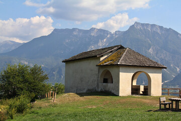 Fototapeta na wymiar l'antica chiesetta di San Biagio, presso Levico (Trento)