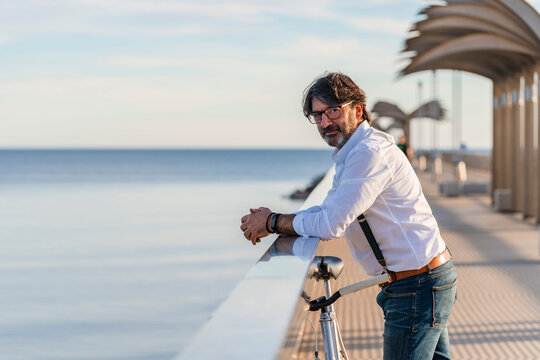 Man with fixie on a jetty