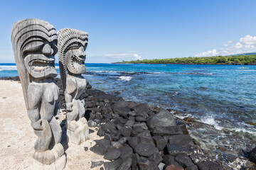 USA, Hawaii, Big Island, Pu'uhonua o Honaunau National Park, Statues Protector kii