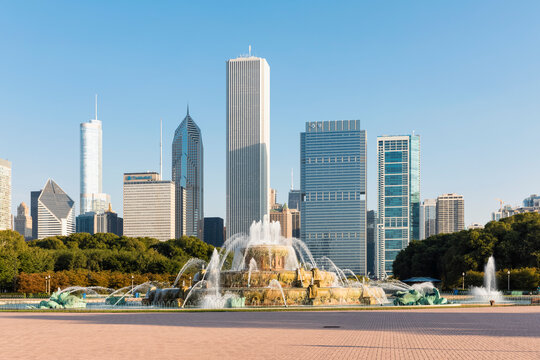 USA, Illinois, Chicago, Skyline, Millenium Park with Buckingham Fountain