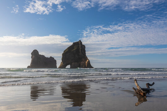 New Zealand, South Island, Tasman,&Ocirc;&oslash;&Omega;Wharariki Beach and Archway Islands