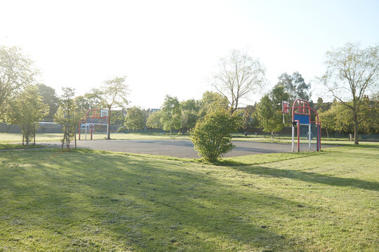 UK, England, London, Empty basketball court in&Ocirc;&oslash;&Omega;Colliers Wood