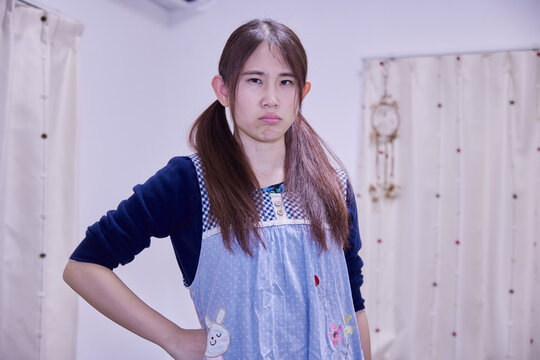 怒っている保育士 忠告する主婦