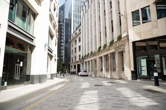 UK, England, London, Empty street in middle of city