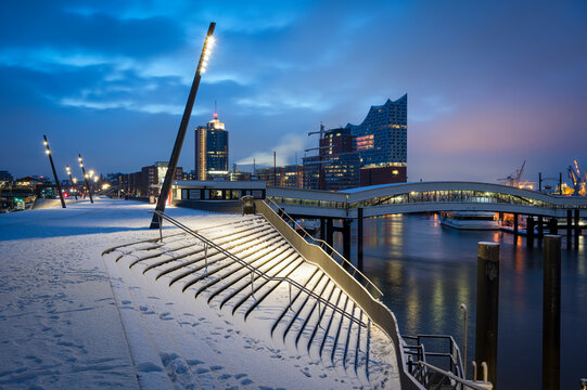 Germany, Hamburg, Elbpromenade at dusk with Elbphilmarmonie in background
