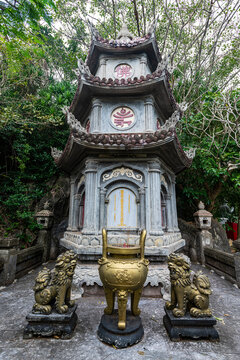 Vietnam,&Ocirc;&oslash;&Omega;Da&Ocirc;&oslash;&Omega;Nang, Buddhist shrine in Marble Mountains