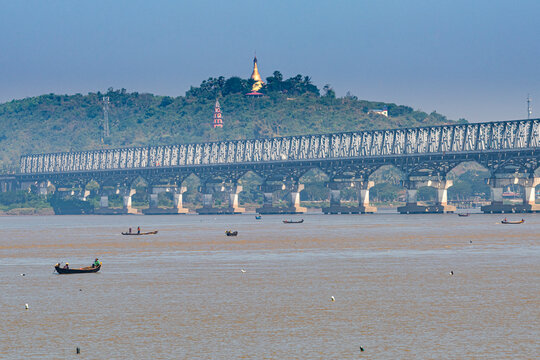 Myanmar, Mon State, Mawlamyine, Thanlwin Bridge stretching across Thanlwin River