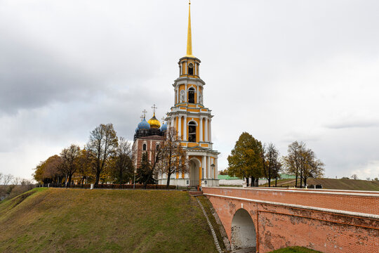 Russia, Ryazan Oblast, Ryazan, Bridge in front of Uspensky Cathedral
