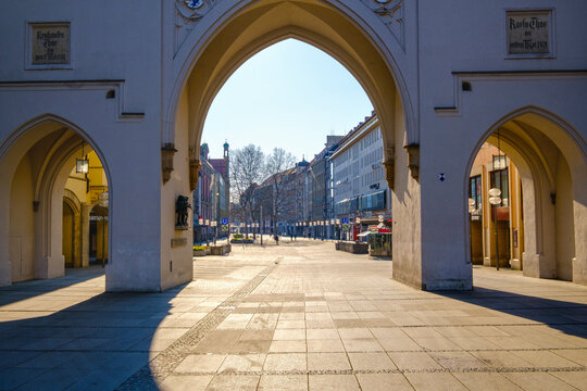 Germany, Bavaria, Munich, Medieval&Ocirc;&oslash;&Omega;Karlstor&Ocirc;&oslash;&Omega;gate and empty&Ocirc;&oslash;&Omega;Neuhauser&Ocirc;&oslash;&Omega;Strasse