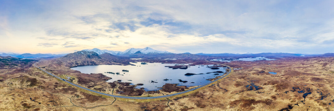 UK, Scotland, Aerial view of shore of&Ocirc;&oslash;&Omega;Lochan&Ocirc;&oslash;&Omega;na&Ocirc;&oslash;&Omega;h-Achlaise&Ocirc;&oslash;&Omega;in&Ocirc;&oslash;&Omega;Rannoch&Ocirc;&oslash;&Omega;Moor