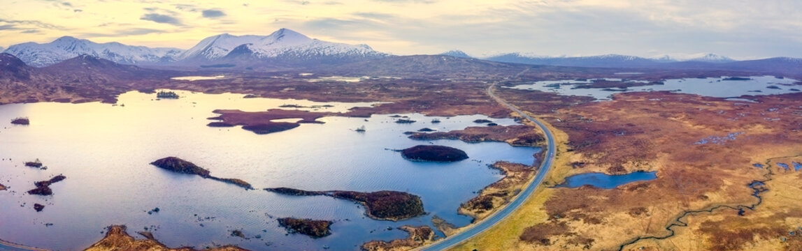 UK, Scotland, Aerial view of shore of&Ocirc;&oslash;&Omega;Lochan&Ocirc;&oslash;&Omega;na&Ocirc;&oslash;&Omega;h-Achlaise&Ocirc;&oslash;&Omega;in&Ocirc;&oslash;&Omega;Rannoch&Ocirc;&oslash;&Omega;Moor