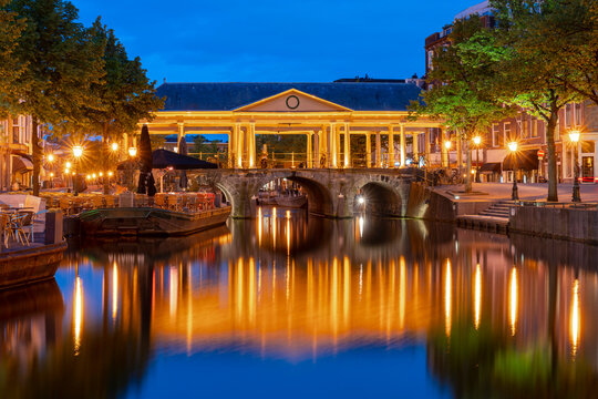 Netherlands, South Holland, Leiden, Koornbrug and Nieuwe Rijn canal at dusk