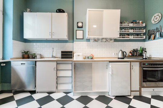 Tidy apartment kitchen with&Ocirc;&oslash;&Omega;checkerboard floor