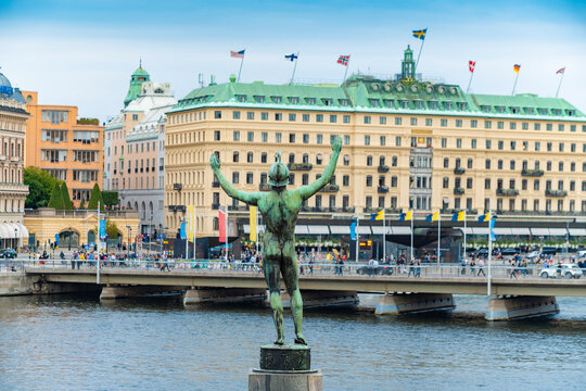 Sweden, Sodermanland, Stockholm, Back of&Ocirc;&oslash;&Omega;Solsangaren statue with bridge and luxurious hotel in background