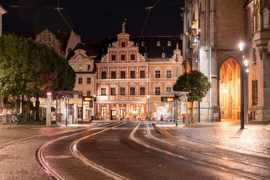 Germany, Erfurt, Fischmarkt with city hall at night