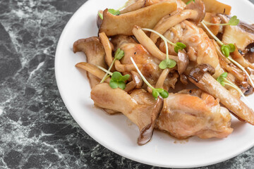 手羽元と茸のオイスターソース炒め