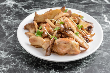 手羽元と茸のオイスターソース炒め