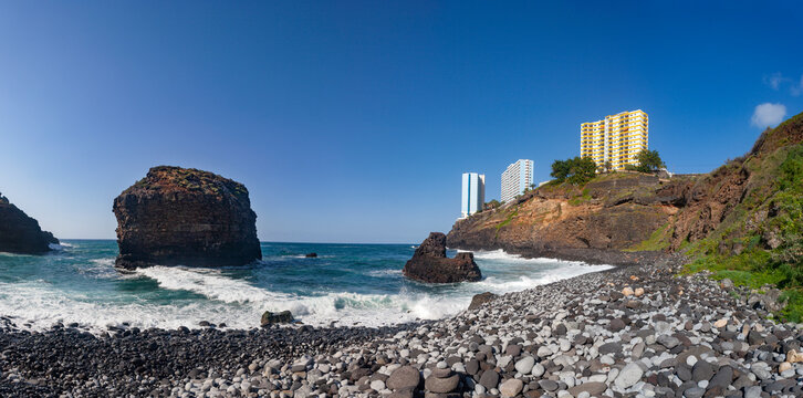 Spain, Canary Islands, Puerto de la Cruz, Mirador Playa Los Roques&Ocirc;&oslash;&Omega;with hotels in background