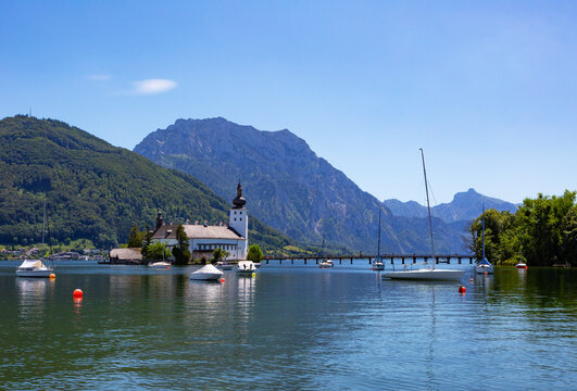 Boat sailing in Traunsee lake by Schloss Ort castle, Gmunden, Salzkammergut, Traunstein, Upper Austria, Austria